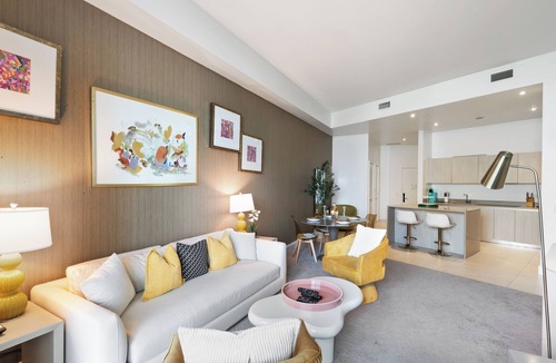 Hollywood South Central Beach Condo | ★ Stylish Beachfront Escape with Private Balcony, Rooftop - 25 min to MAJOR INTERNATIONAL SPORTING EVENT!