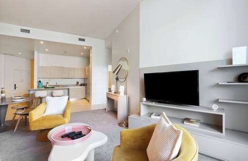 Hollywood South Central Beach Condo | ★ Stylish Beachfront Escape with Private Balcony, Rooftop - 25 min to MAJOR INTERNATIONAL SPORTING EVENT!