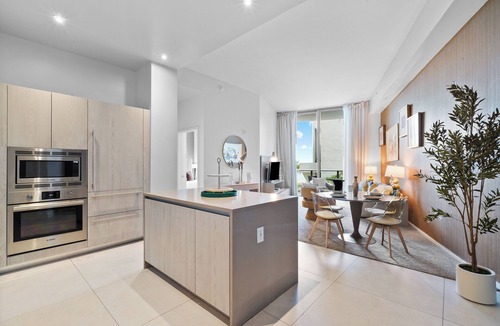 Hollywood South Central Beach Condo | ★ Stylish Beachfront Escape with Private Balcony, Rooftop - 25 min to MAJOR INTERNATIONAL SPORTING EVENT!