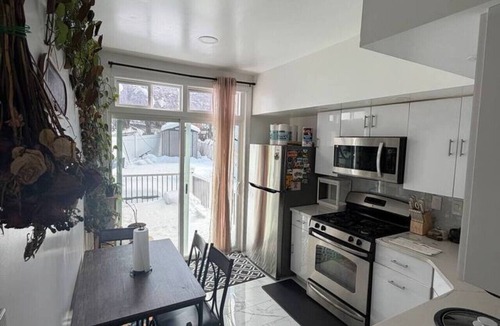 The Heights House | Stylish & Bright Stay with Free Parking – 15 Min to NYC