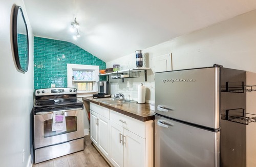 Feiler Park - Hussars Terrace - Dittmerville Cottage | Stylish & Comfy Carriage House ~ 5 min to Forsyth