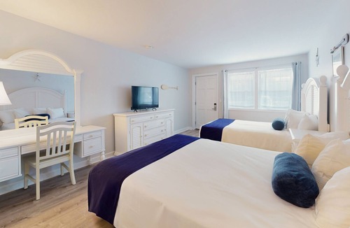Cape May Court House Hotel | Stylish Double Queen Room for Families and Friends