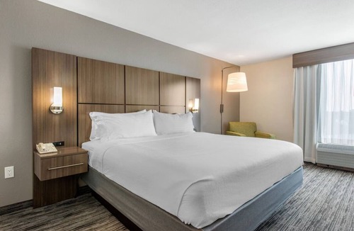 Tropic Hotel | Stylish Florida Getaway | King Unit | Pool Access | Free Parking | Pets Allowed