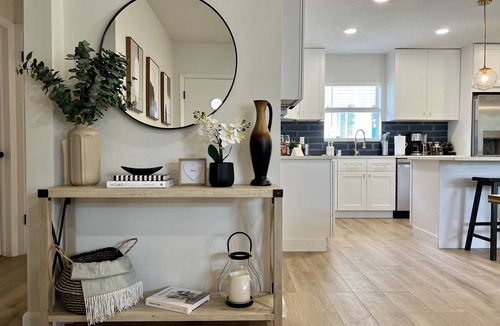 Largo House | Stylish Home. Heated Pool & Spacious Parking