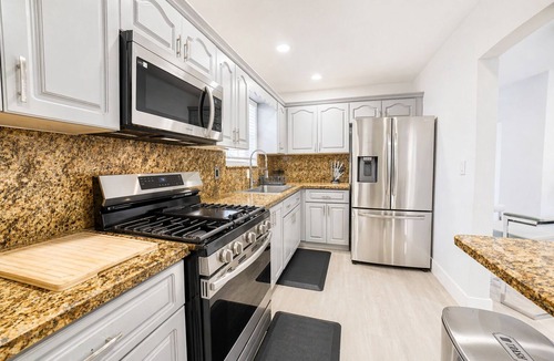 Hollywood Villa | Stylish Home with King Bed l Hockey & Foosball Table