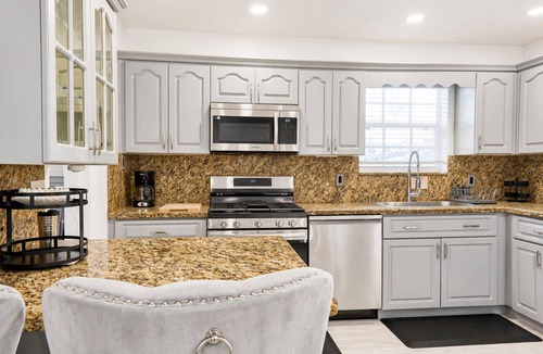 Hollywood Villa | Stylish Home with King Bed l Hockey & Foosball Table