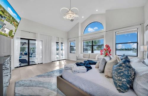 Wellington Villa | Stylish Lake Luxe Equine on waterfront w screened in heated pool Lake Views Hosted By Relaxtay