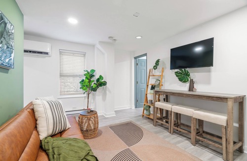Kensington House | Stylish, Modern 2-Bedroom Retreat, Central with WiFi & AC