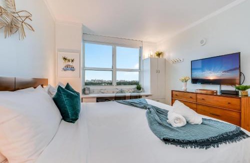 Coconut Grove House | Stylish Studio King Bed City View Hotel Perks Parking