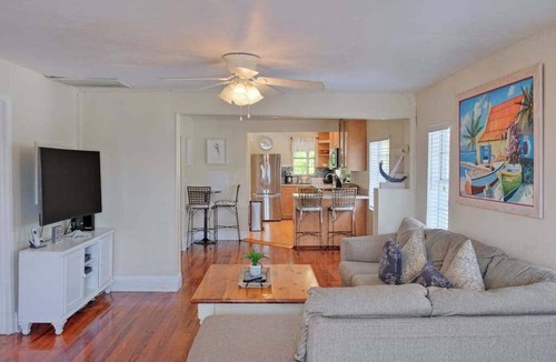 Ilexhurst Apartment | Suite near the beach & restaurants with covered deck & shared grill