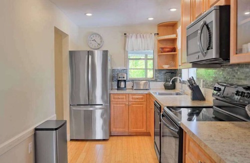 Ilexhurst Apartment | Suite near the beach & restaurants with covered deck & shared grill