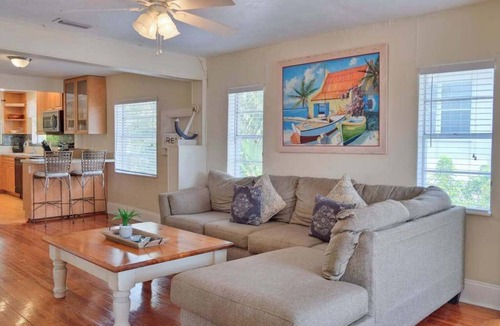 Ilexhurst Apartment | Suite near the beach & restaurants with covered deck & shared grill