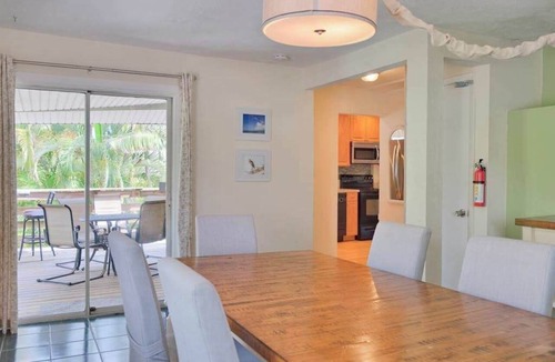 Ilexhurst Apartment | Suite near the beach & restaurants with covered deck & shared grill