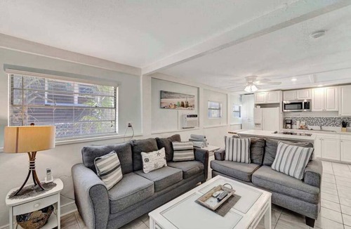 Ilexhurst Apartment | Suite near the beach with a full kitchen, shared grill, AC, & WD