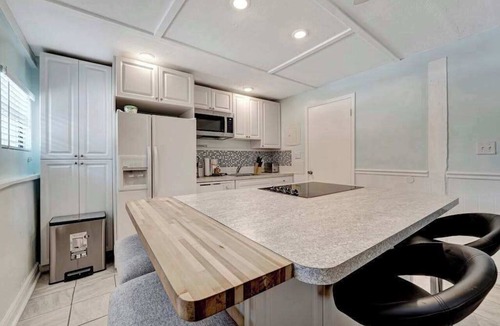 Ilexhurst Apartment | Suite near the beach with a full kitchen, shared grill, AC, & WD