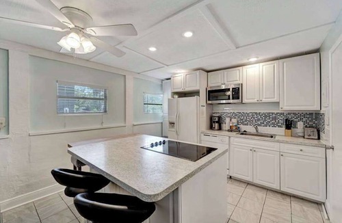 Ilexhurst Apartment | Suite near the beach with a full kitchen, shared grill, AC, & WD