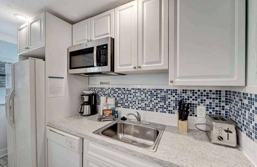 Ilexhurst Apartment | Suite near the beach with a full kitchen, shared grill, AC, & WD