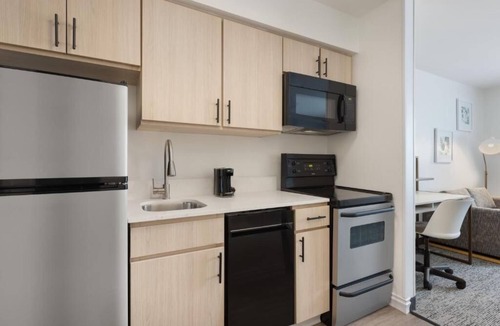 Westshore Hotel | Suite Room with Full Kitchen Close to Cypress Point Park & Raymond James Stadium