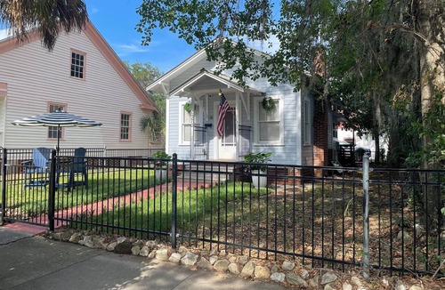 Monticello Cottage | Summer and Early Fall Special Rates Camellia Cottage - Wheelchair Accessible