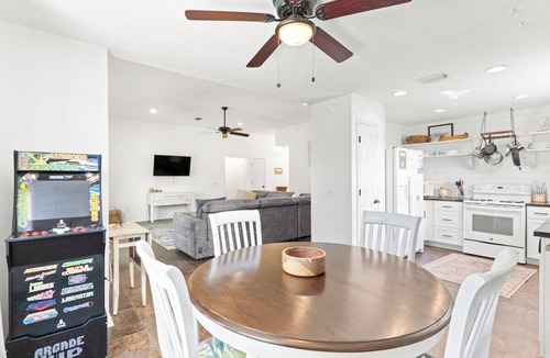 El Centro Beach House | Summer Available! Private Pool, Private Home 6min walk to the Beach!