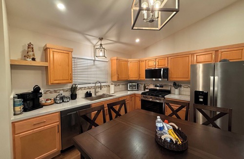 Silver Lake Cottage | Summer Cottage Sleeps 8 Pool Bikes Walk to Beach Tennis Flora Dale