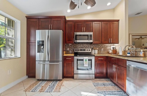 Rock Harbor House | Summer Dates Open Spacious 4BR/3BA Mariner's Club Retreat w pools & pickleball