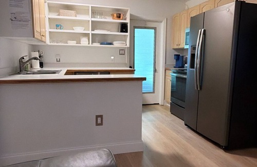 Rock Ridge House | SuMmer SaLe @ Stylish Beach House! Newly renovated! 2-1 home! Location Location