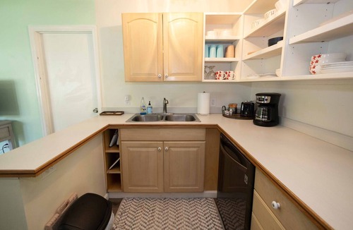 Rock Ridge House | SuMmer SaLe @ Stylish Beach House! Newly renovated! 2-1 home! Location Location