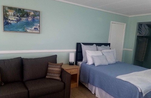 Wildwood Hotel | Summer studio -block from beach and everything/free ice cream and espresso drink