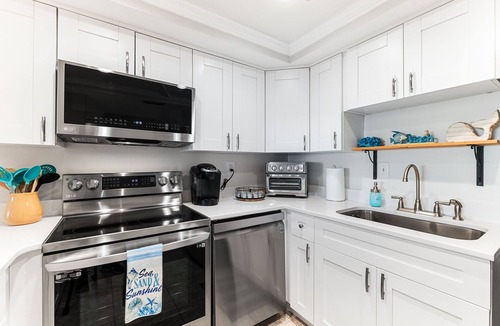 Crescent Beach Condo | Summer Vacation/Close to St Augustine/Steps to Beach, Pool, Dock/Beach Supplies