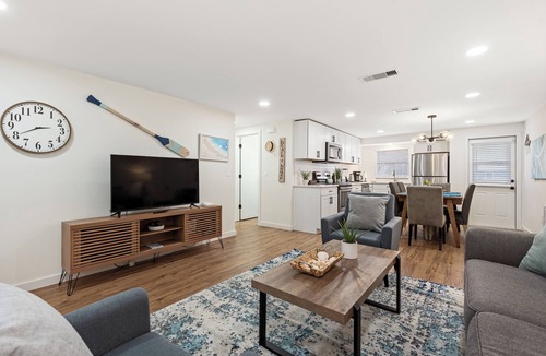 North Sarasota House | Sun and Sand Lodge - 2 bd/1 bath near SRQ Airport!