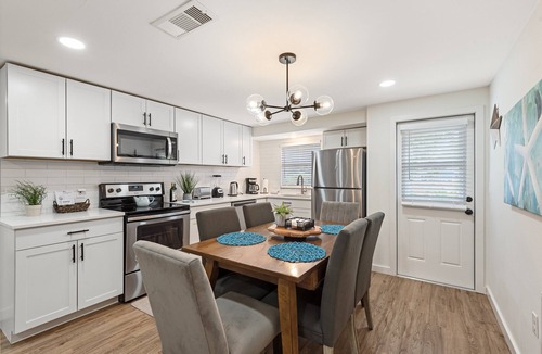 North Sarasota House | Sun and Sand Lodge - 2 bd/1 bath near SRQ Airport!