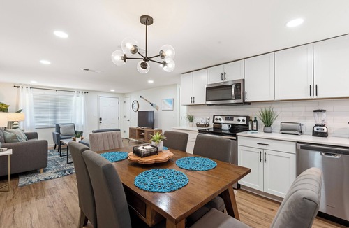 North Sarasota House | Sun and Sand Lodge - 2 bd/1 bath near SRQ Airport!
