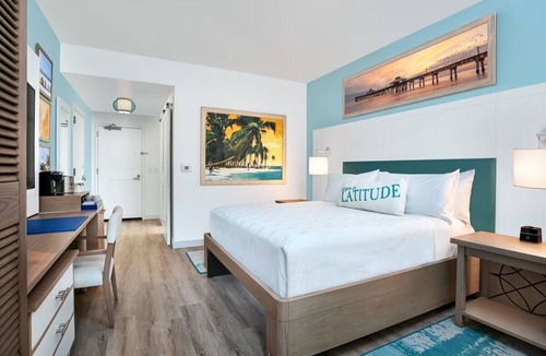 Fort Myers Beach Resort | Sun, Sand & Pool Views in 3 Beachfront Rooms Near Crescent Beach Family Park