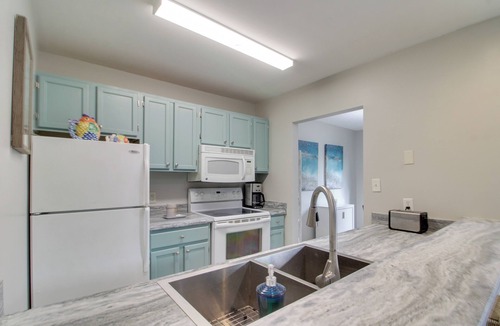 Fort Walton Beach Apartment | Sun, Surf & Sand in Fort Walton Beach! Cozy Condo