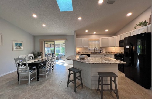 Springdale House | Sunny 3BR Florida retreat with private lanai and open-concept living near golf and dining.