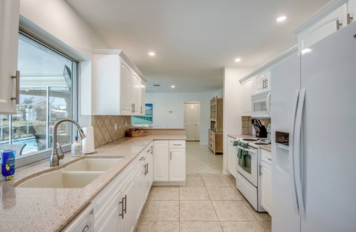 Caloosahatchee House | Sunny and Bright! Gulf access, kayaks, bikes, DOCKSIDE DREAMS, Villa 15