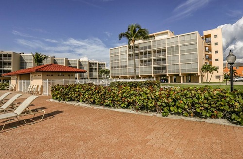Bonita Springs Condo | Sunny coastal condo w. great balcony space, beach access