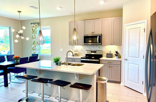Venice House | Sunny Florida Retreat – 4BR + Office, gym, gated community Near Venice Beach!