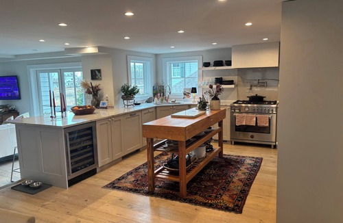 Rowayton House | Sunny Rowayton Coastal Cottage on Scenic Rock Terrace-Walk to Beach And Village