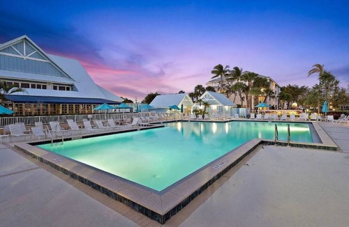 Jupiter Condo | Sunrise & Sunset views, Pool, 1/2 mile to beach!