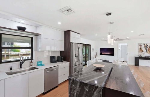 Connors House | Sunset Dock Pet-Friendly & Steps to Beach