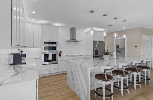 Marathon House | Sunset Point | Luxury 5 bdrm w pool, jacuzzi and XL dock, walk to beach