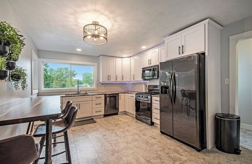 Elkhart House | Sunset Point: Spacious 4-bedroom house in Elkhart with WiFi, AC, Swim Spa