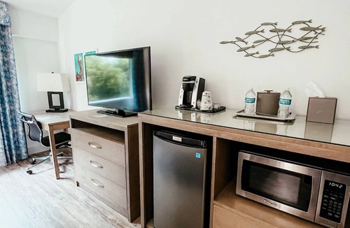 Key Largo Hotel | Sunset Waterfront Escape with Swimming Pool Near Coral Reefs | 2 Units