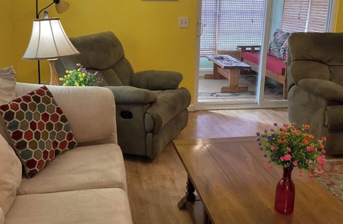 The Villages Cottage | SUNSHINE COTTAGE - ADORABLE 2 bedroom/2 bath, minutes to Spanish Springs Square.