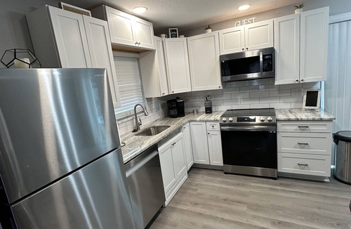 Memphis House | Sunshine Eleven Getaway Sleeps 6 Bedrooms 2 and pull out couch