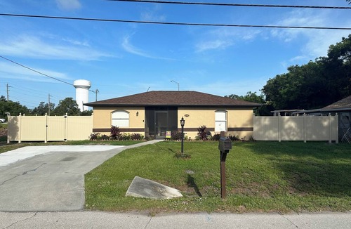 Memphis House | Sunshine Eleven Getaway Sleeps 6 Bedrooms 2 and pull out couch