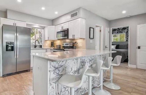 South Pinellas Community Council House | Sunshine Tiki Retreat * Poolside Cabana Bar& Pool