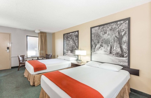 Adel Hotel | Super 8 by Wyndham Adel GA I-75